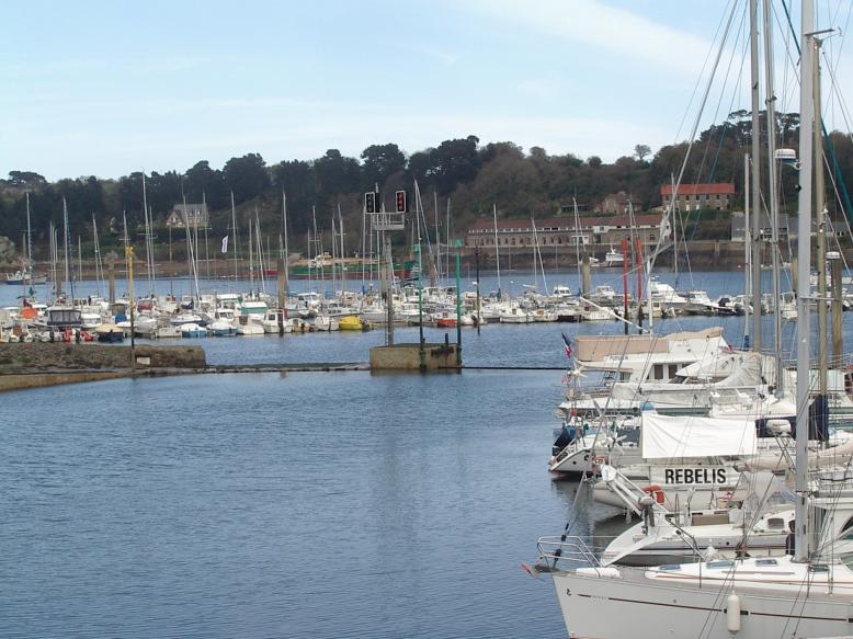 vue de l'écluse et port à flot de Lézardrieux